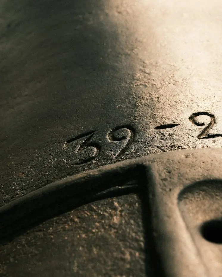 鋳物の表面に彫られた「39-2-14」の数字
